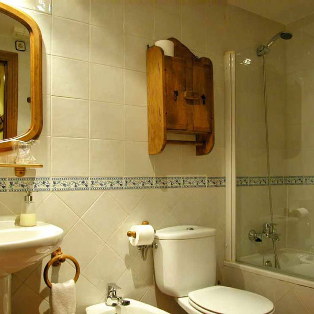 Apartamentos rurales Valle de El Paular - 2px -Aguilón - Baño