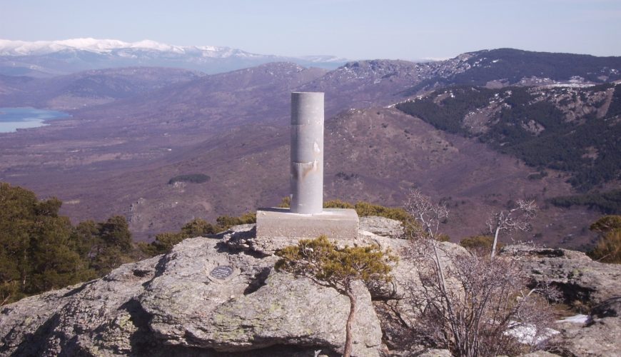 Vértice geodésico en la cima de Cabeza Mediana con vistas al Embalse de Pinilla y la Sierra de Guadarrama