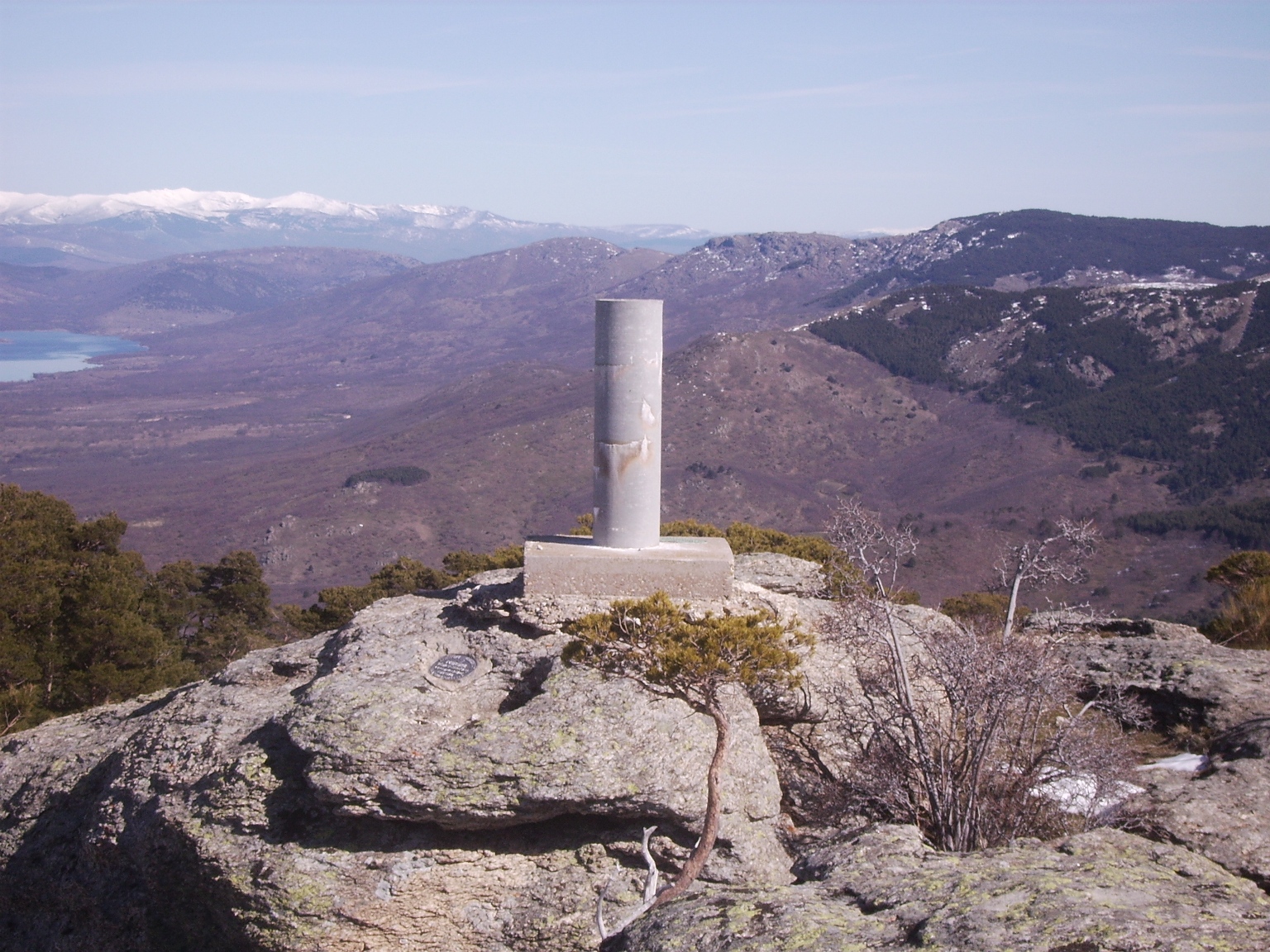 Vértice geodésico en la cima de Cabeza Mediana con vistas al Embalse de Pinilla y la Sierra de Guadarrama