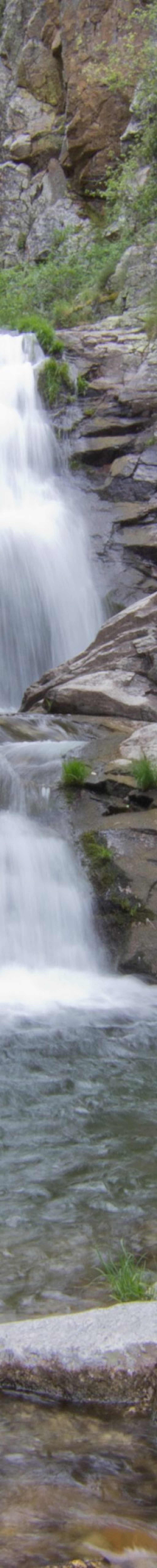 Cascada del Purgatorio entre rocas y vegetación en Rascafría, Sierra de Guadarrama