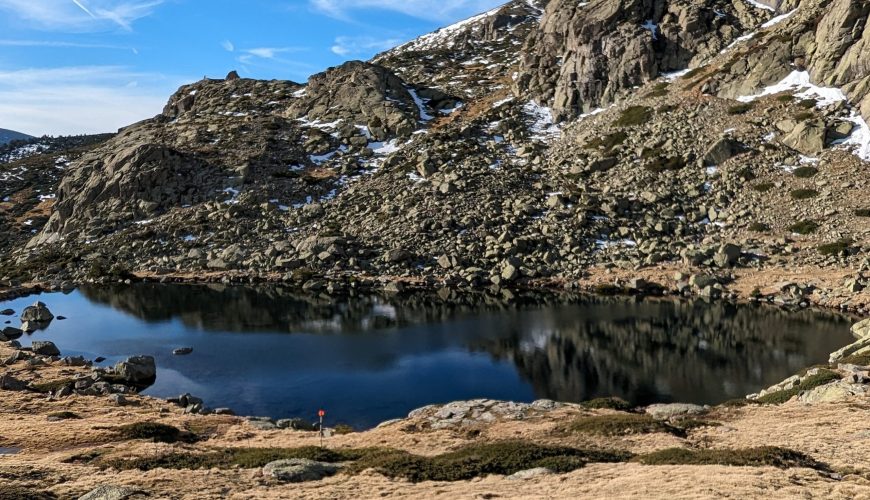Laguna Grande de Peñalara en el circo glaciar del Parque Nacional de la Sierra de Guadarrama