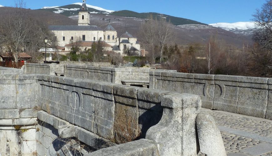 Monasterio de Santa María de El Paular en Rascafría visto desde el entorno del valle