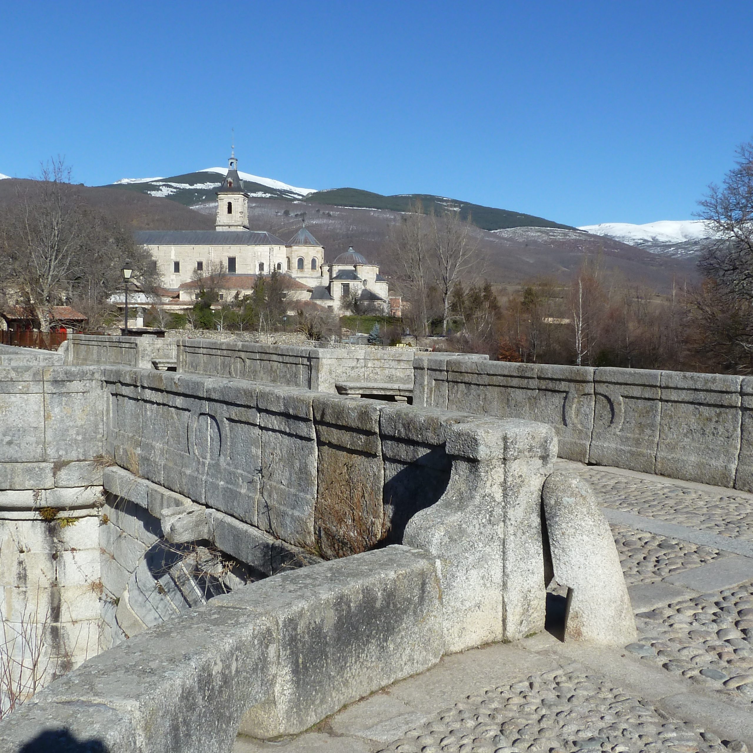 Monasterio de Santa María de El Paular en Rascafría visto desde el entorno del valle