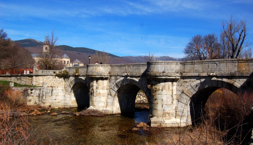 Puente del Perdón de piedra sobre el río Lozoya en Rascafría