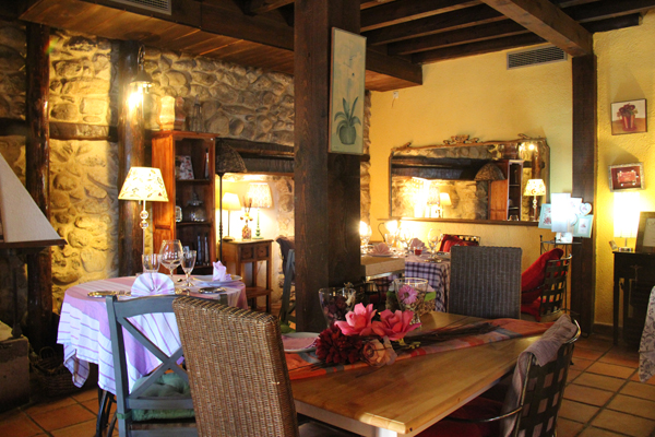 Caldea — comedor interior rústico