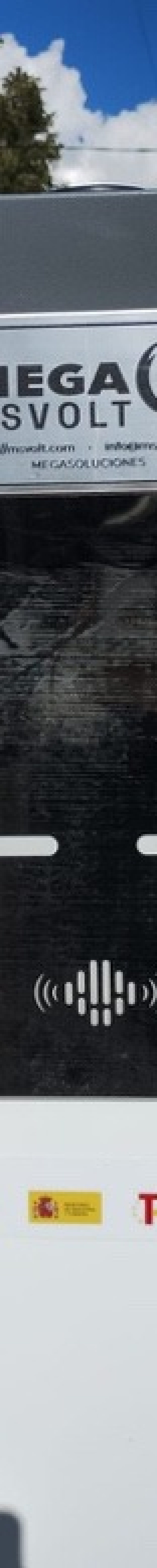 Detalle de un poste de recarga MSVOLT con los logotipos de financiación de la Unión Europea NextGenerationEU, en el aparcamiento de Las Presillas