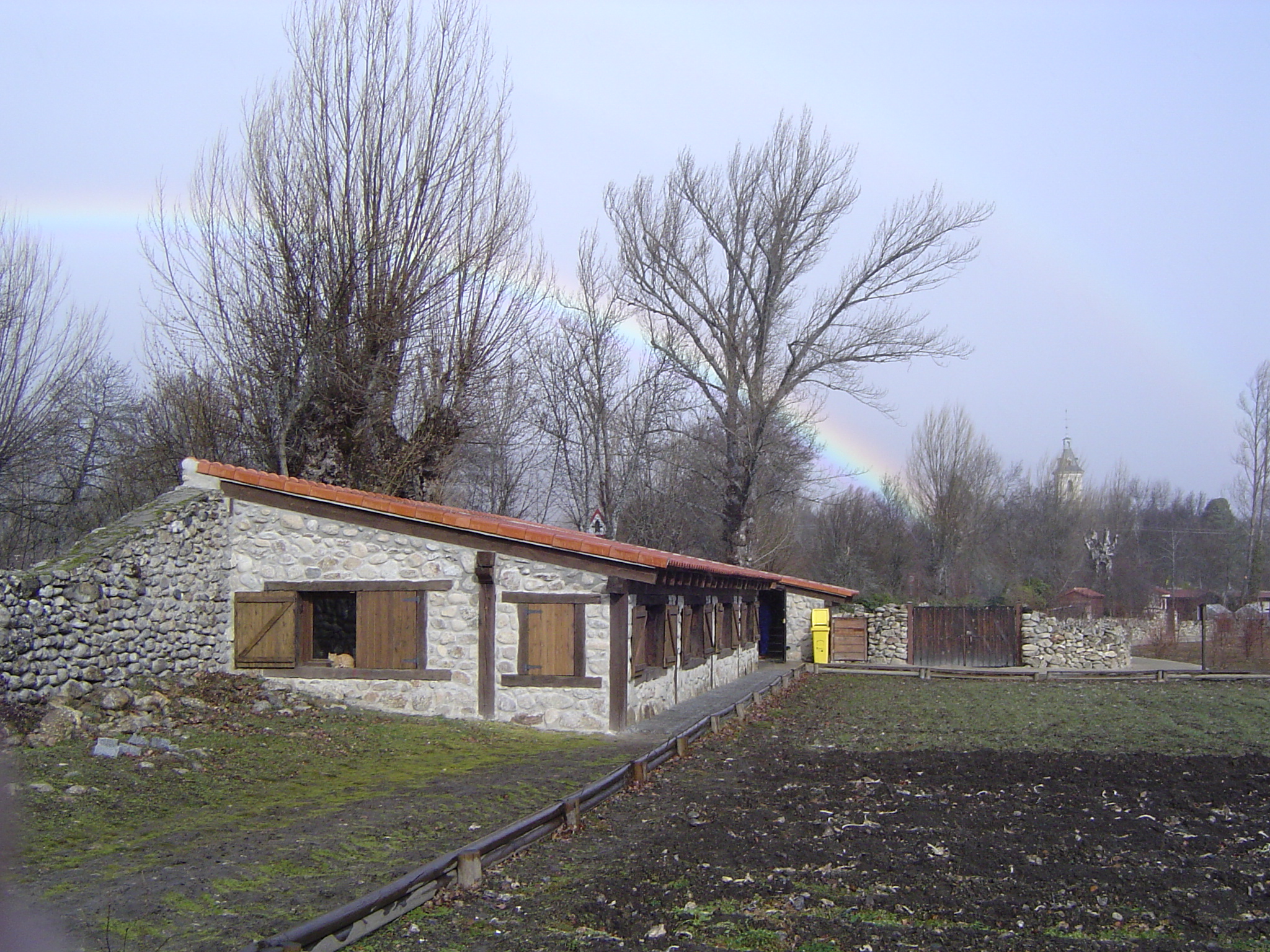 Aula / edificio de piedra CV Puente del Perdón (arco iris)