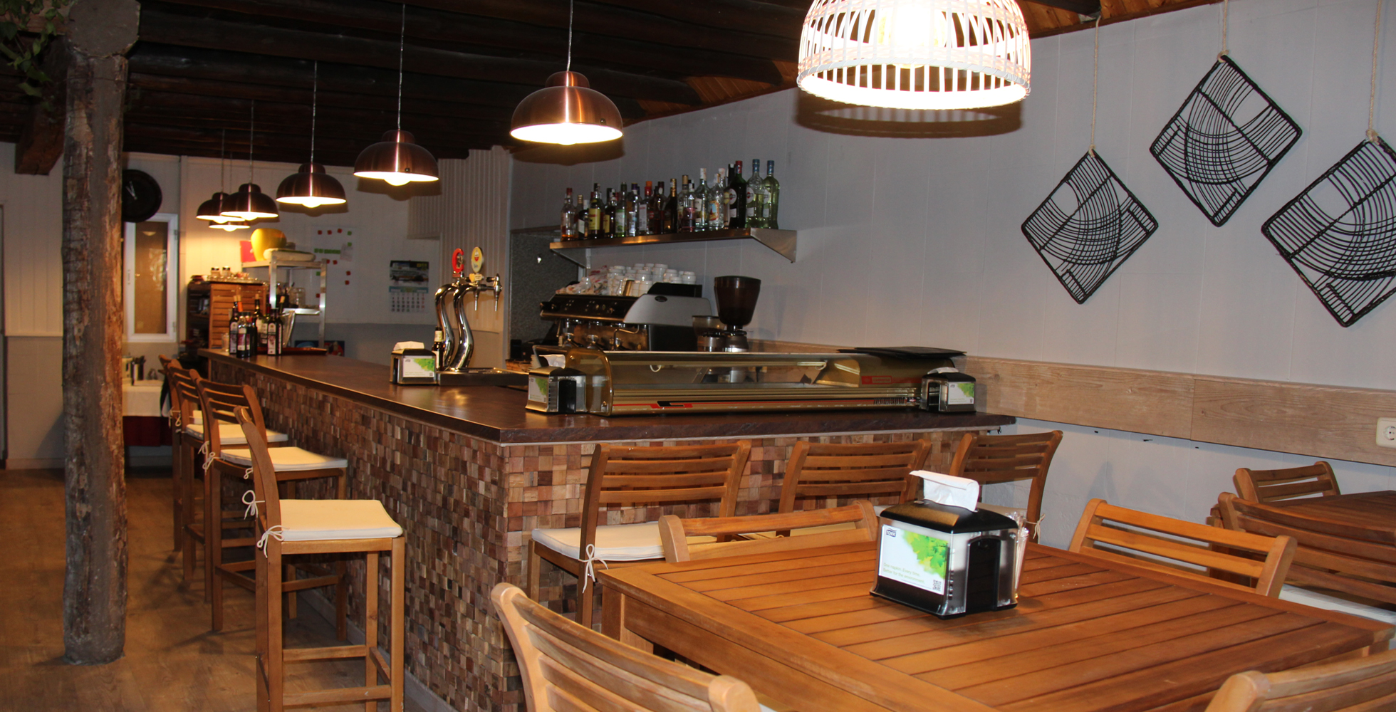 La Isla — barra e interior vacío